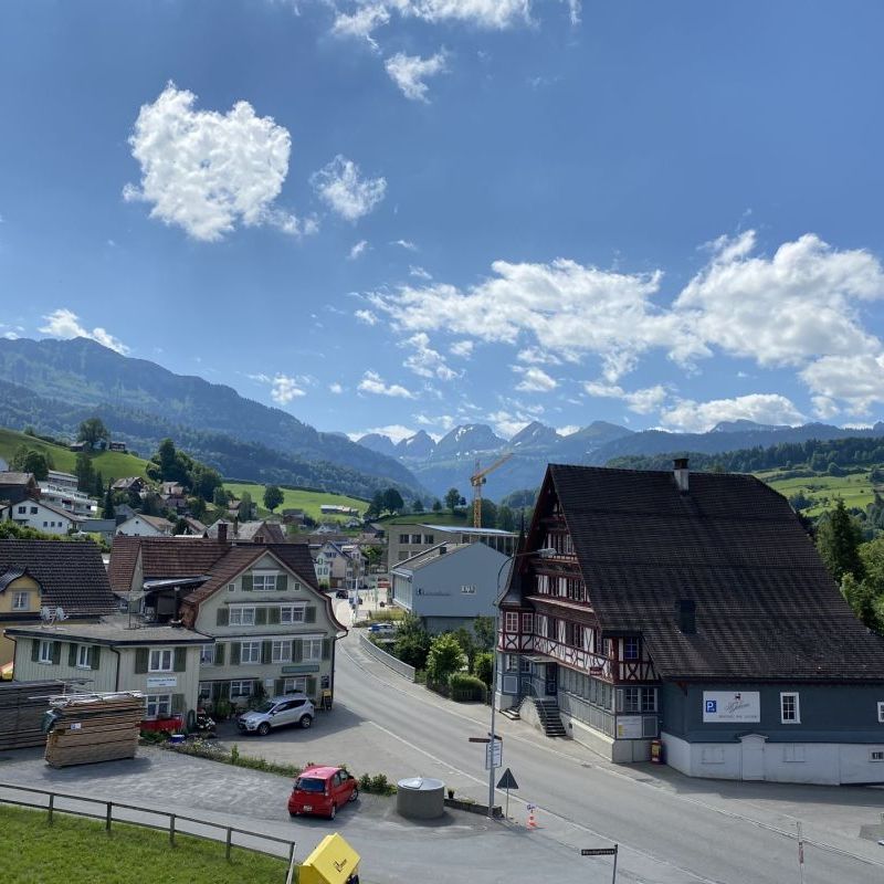 Moderne Dachwohnung mit gemütlichem Balkon - Foto 1