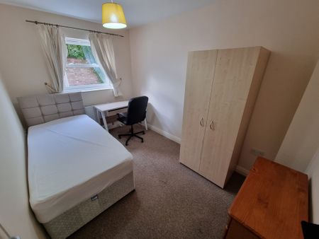 6 Bed Student Accommodation - Photo 4