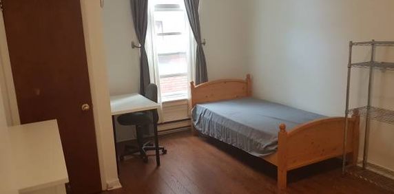 Toronto Bachelor Apt Available Utility Inclusive - Photo 2