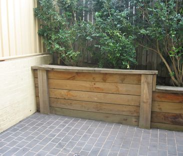 REFURBISHED THREE BEDROOM TOWNHOUSE - Photo 6