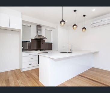 Contemporary Townhouse in Prime Location - Photo 3