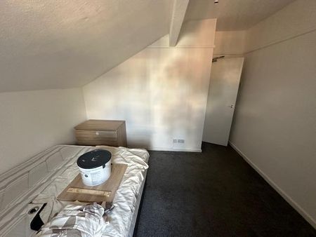 3 bedroom flat to rent - Photo 4