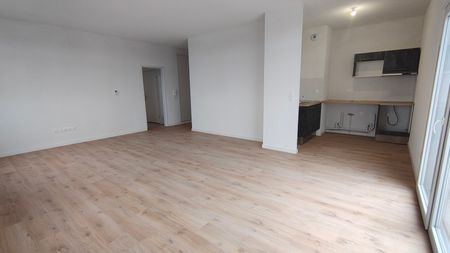 Location Appartement 4 pièces 91m² ROUBAIX 59100 - Photo 2