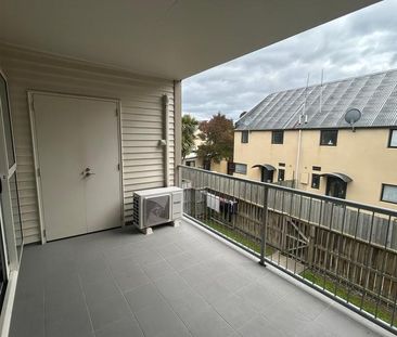 First-Floor Two-Bedroom Apartment - Phillipstown - Photo 6