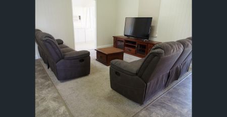 $600 Per Week - Furnished! - Photo 4