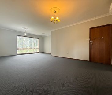 3 BEDROOM APARTMENT - WALK TO STATION AND SHOPS - Photo 1