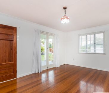 Convenient location - freshly painted & polished floors - Photo 2