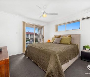 Renovated, Stand-alone townhouse - Photo 3