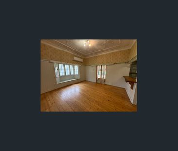 Family home with large backyard and shed - Photo 4