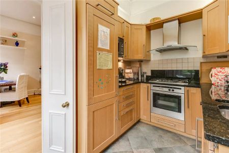 2 bedroom flat in South Kensington - Photo 2