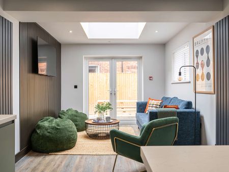 Luxurious 6 bedroom, all en-suite student house! Room 6 - Photo 3