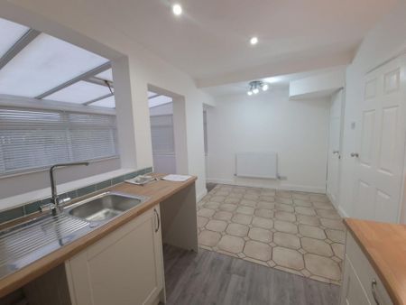 3 bedroom end of terrace house to rent - Photo 4