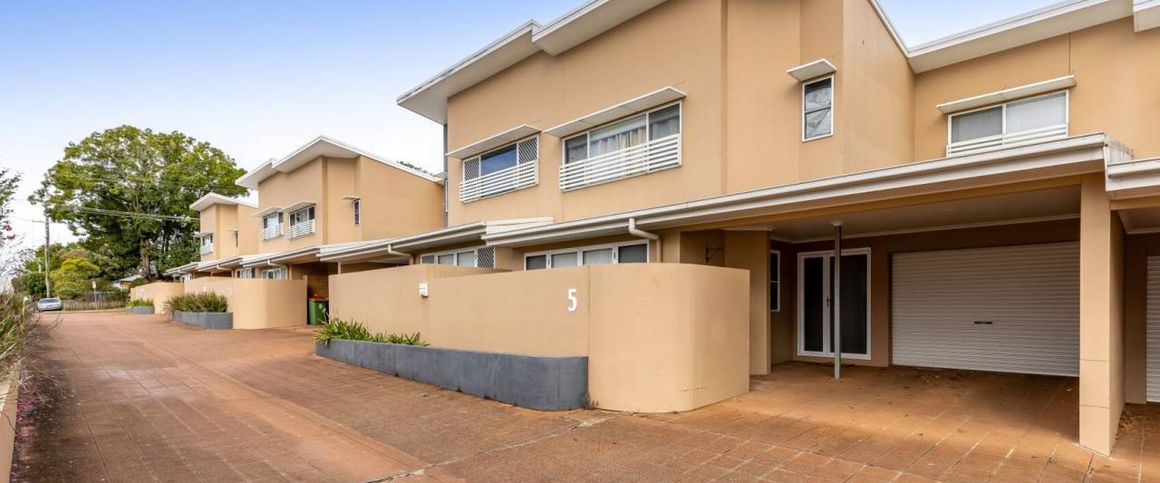 Spacious Townhouse in Quiet Location - Photo 1