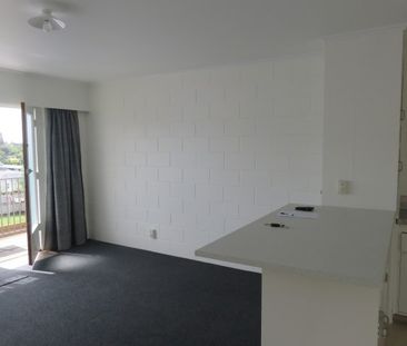 Recently renovated one bedroom flat with a fridge/freezer, double b... - Photo 5