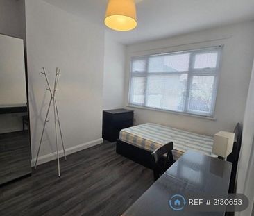 1 bedroom in a house share to rent - Photo 2