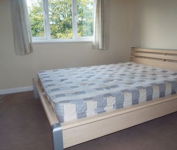 Crawley 2 bedroom flat to rent - Photo 2