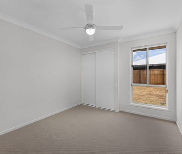 MUST SEE, 4 BEDROOM FAMILY HOME! - Photo 1