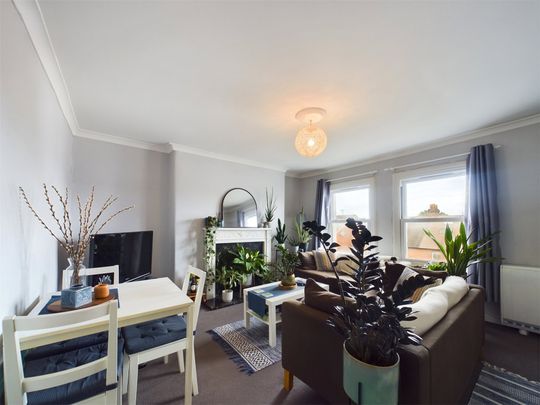 1 bedroom Flat in St. Lukes Road, Maidenhead - Photo 1