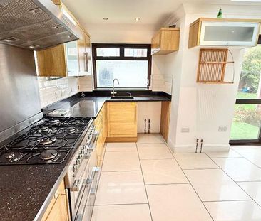 4 bedroom detached house to rent - Photo 6