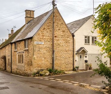 A stylish Cotswold house in a renowned village - Photo 1