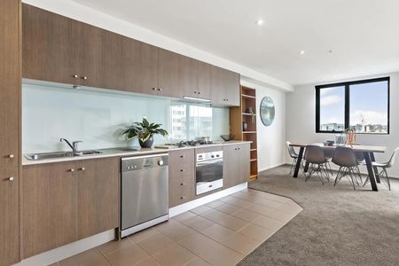 Unfurnished - Oversized One Bedroom With Building Amenities, In Prime Location - Photo 3