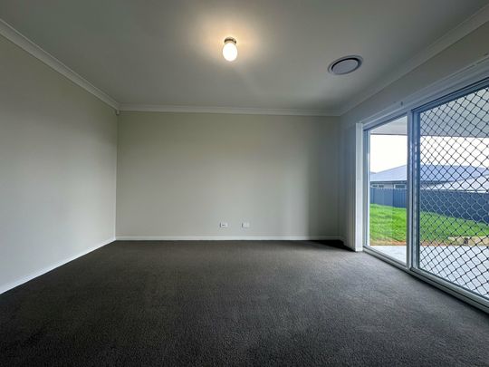 8 Agnes Place, Thirlmere - Photo 1