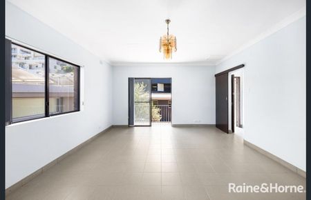 BRIGHT & SPACIOUS 4-BEDROOM HOME ON A QUIET, LEAFY STREET! - Photo 3