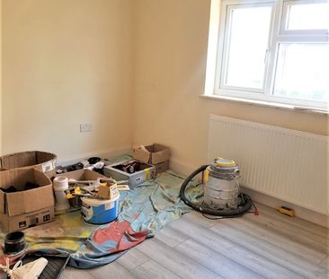 Central Avenue, Greater London, UB3 - Photo 2