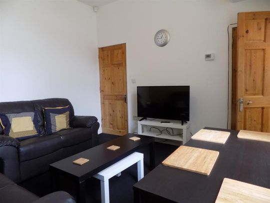 2 bedroom Flat To Let - Photo 1