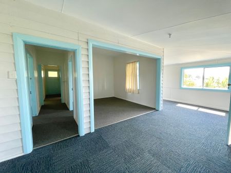 Peaceful 3 Bedroom Farmhouse in Woodford Island with Water Included - Photo 5