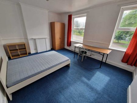 5 Bed Student Accommodation - Photo 3