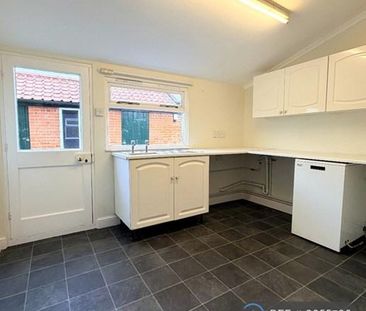 4 bedroom semi-detached house to rent - Photo 5