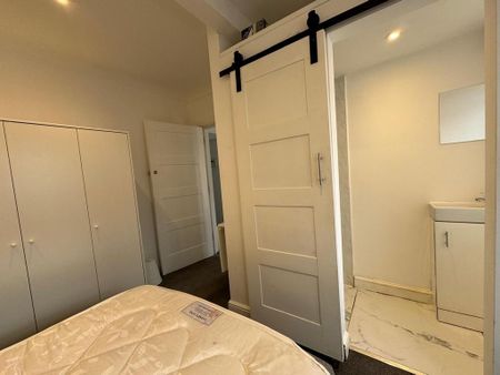 1 bedroom in a house share to rent - Photo 2