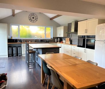 5 bedroom Desirable Five Bedroom Bungalow to rent - Photo 6
