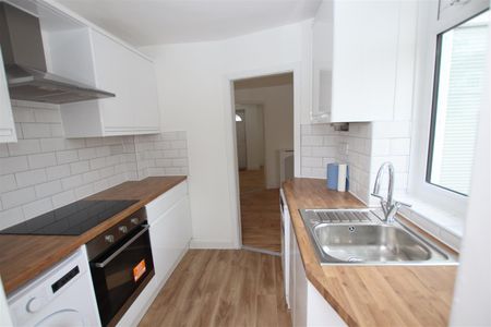 2 bedroom Terraced House to let - Photo 5