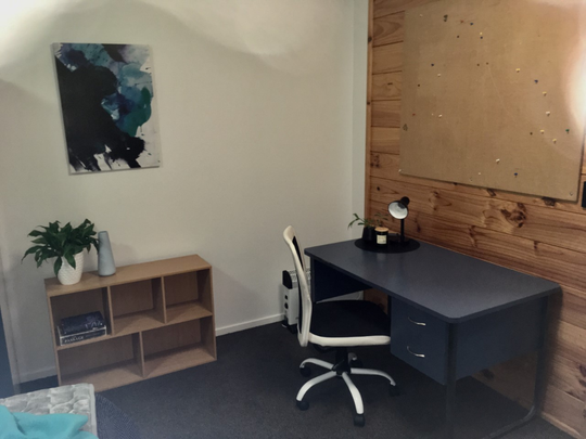 Fully furnished studio unit with one bathroom on the ground floor - Photo 1