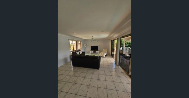 Spacious Master Bedroom with large ensuite in a Shared House - Furnished Room, bills included - Photo 1