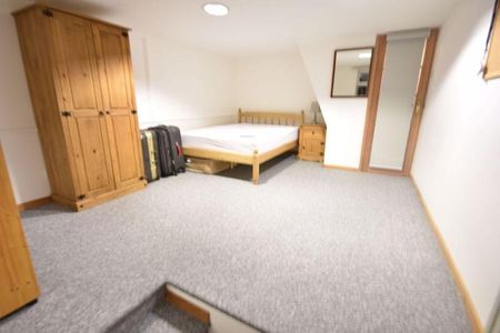 5 bedroom semi-detached house to rent - Photo 2