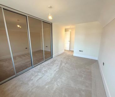 4 bedroom detached house to rent - Photo 3