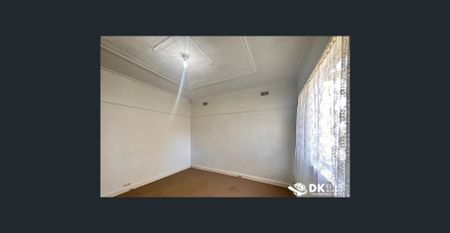 Ideal and Convenient Home in Sunshine - Photo 4