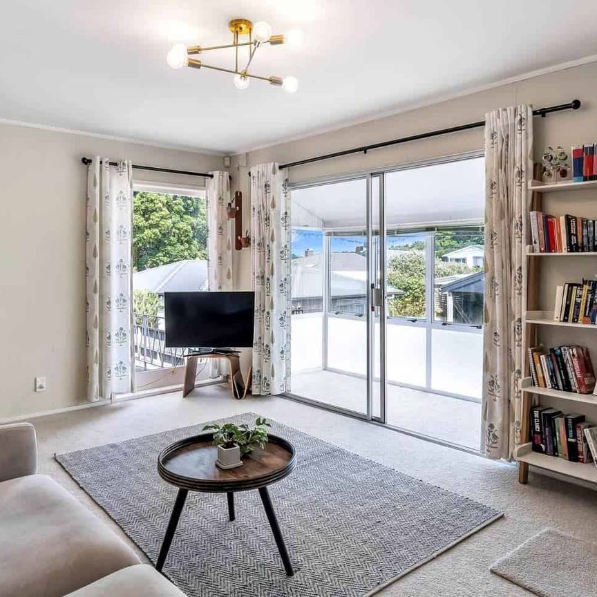 Tidy And Spacious Two Bedroom Unit - Photo 1