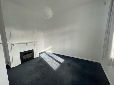 Centrally located three-bedroom home - Photo 4