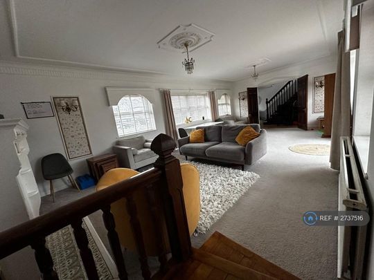 4 bedroom semi-detached house to rent - Photo 1