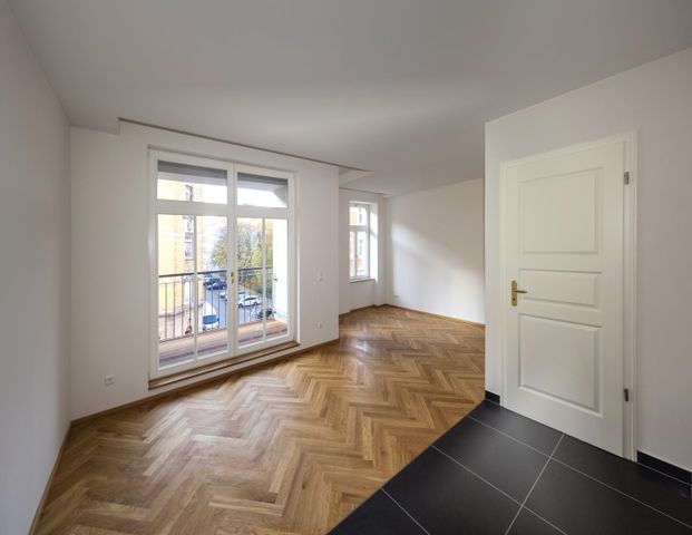 Traumhaft sanierter Altbau mit Fußbodenheizung, Loggia und Parkett! - Photo 1
