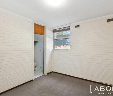 Great apartment in a neat and tidy complex just been repainted - Photo 6