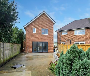 3 bed detached house to rent in Clun Road, Wick, BN17 - Photo 1