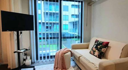Perfect Beach Rd city apartment plus parking - Photo 3