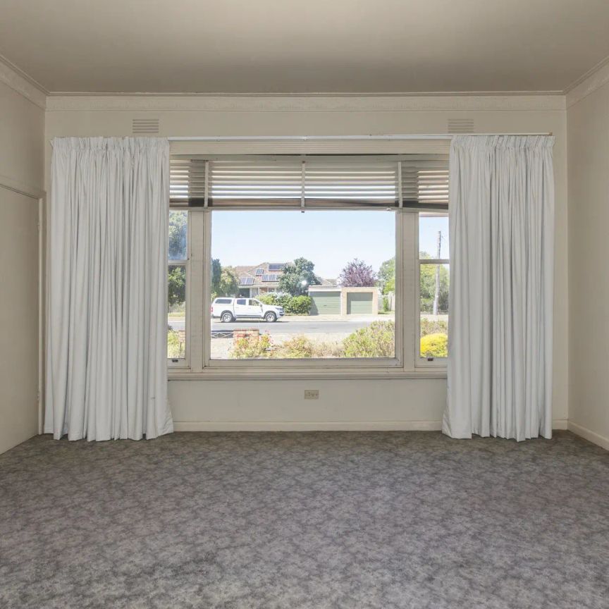 Fully furnished & situated within walking distance to everything the town has to offer - Photo 1