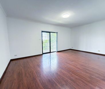 Spacious Double-Brick Family Home with City & Bay Views – Prime Loc... - Photo 4