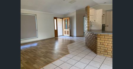 3-Bed, 2-Bath Home with Pool in Quiet Cul-de-Sac - Photo 4